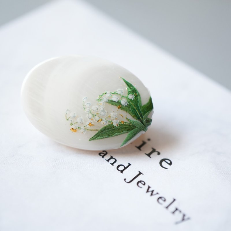 淡水シェルと鈴蘭のブローチ　ポニーフック 帯留め - ブローチ - 宝石 ホワイト