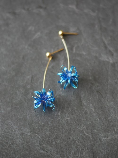 彼岸花 青 ピアスorイヤリング - ショップ nachugo ピアス