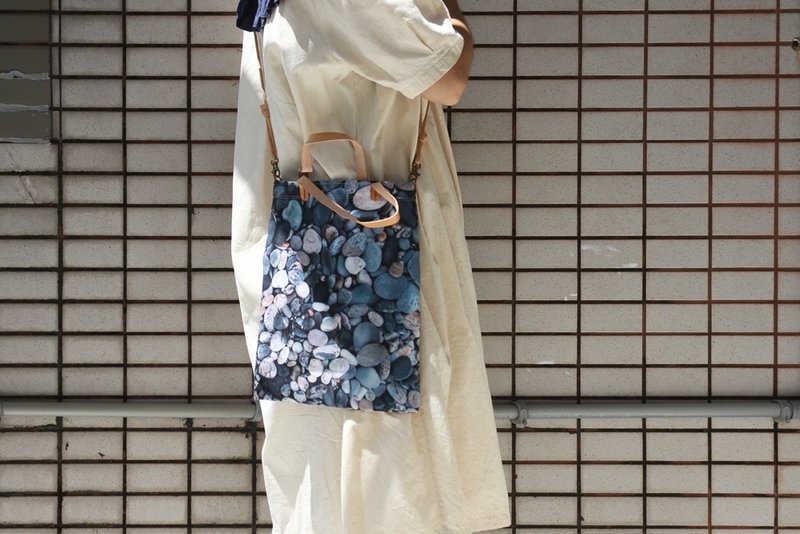 花蓮七星潭的石頭∣原創印花手工【帆布袋】側揹 手提 兩用 包包 - 手提包/手提袋 - 聚酯纖維 灰色