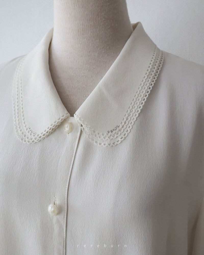 Japanese retro tailored loose long-sleeved white vintage shirt - เสื้อเชิ้ตผู้หญิง - เส้นใยสังเคราะห์ ขาว