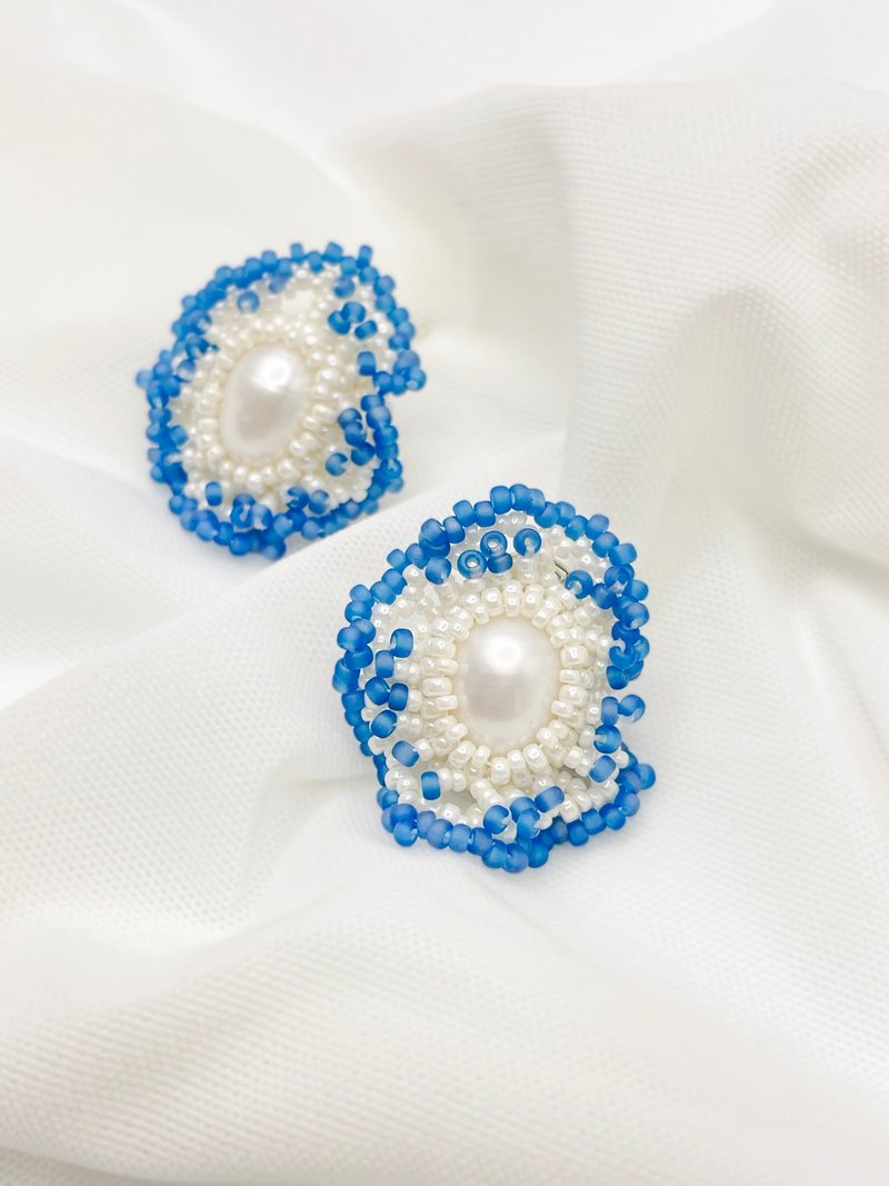 Coral。Handmade Beaded Pearl Earings - Earrings & Clip-ons - Pearl Blue