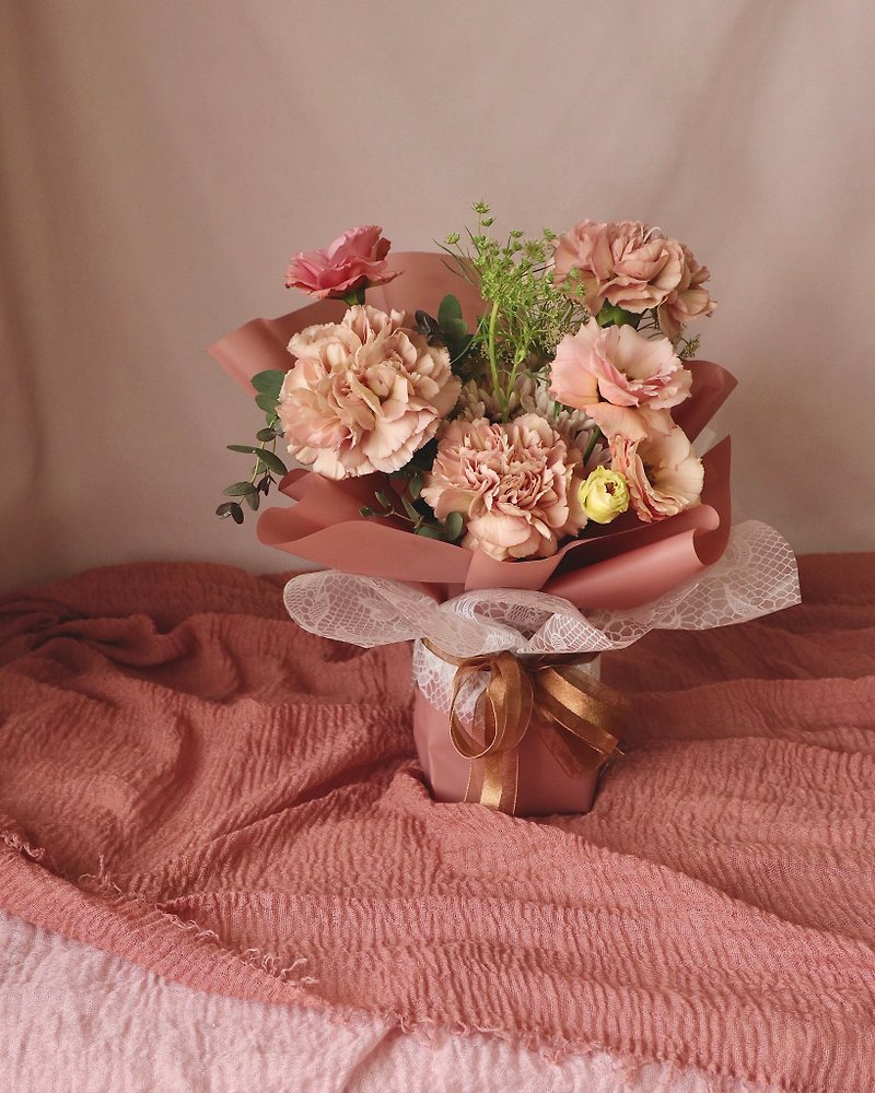 限雙北 最柔美的母親節花禮 古典粉康乃馨 鮮花桌上可站立花束 - 乾燥花/永生花 - 植物．花 