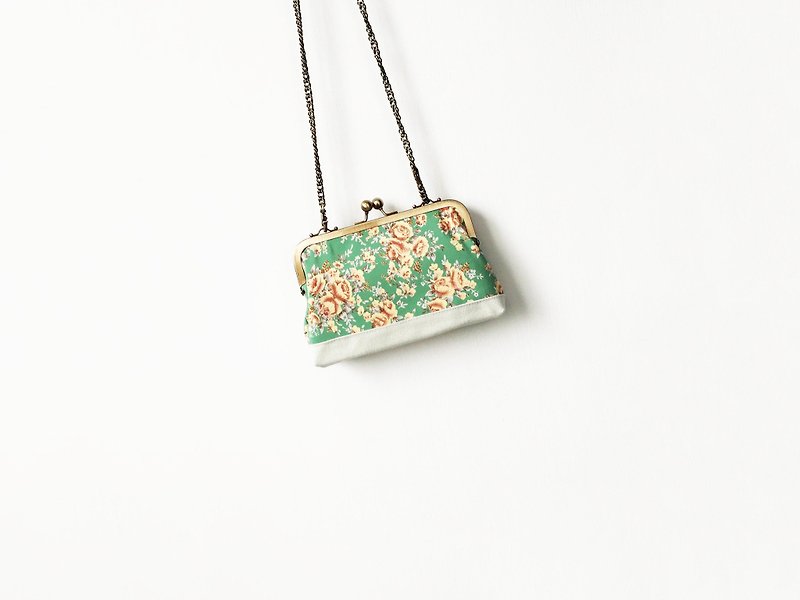 Green colorful flowers clasp frame bag/with chain/ cosmetic bag - กระเป๋าคลัทช์ - ผ้าฝ้าย/ผ้าลินิน สีเขียว