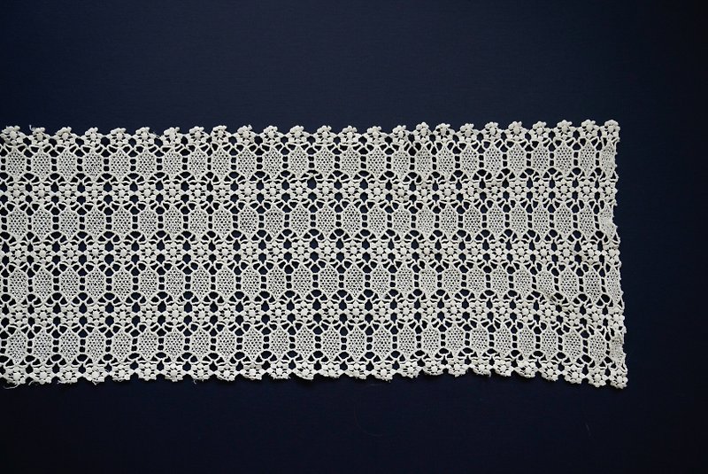 Early long lace cushion / table runner - ของวางตกแต่ง - วัสดุอื่นๆ ขาว