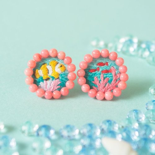 okano-nao サンゴとお魚のカラフルピアス / イヤリング 刺繍アクセサリー