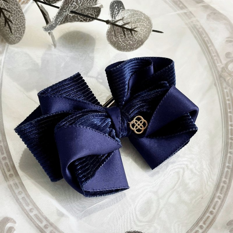 Velvet bow hairpin, dark blue hair ring , scrunchie grabber, hair comb, banana clip, shark clip, side clip - เครื่องประดับผม - วัสดุอื่นๆ สีน้ำเงิน