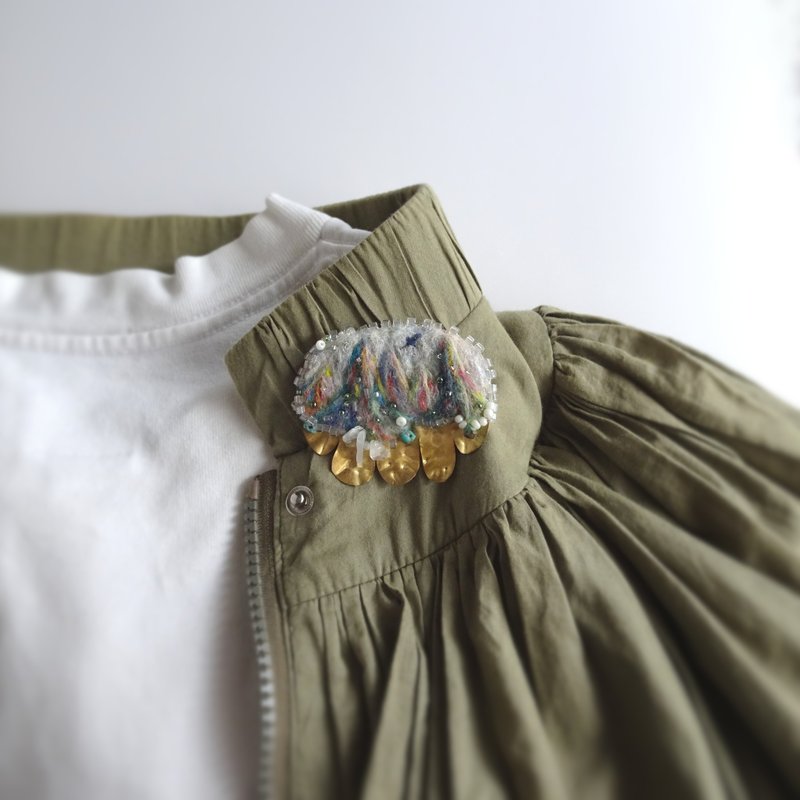 魔法使いの山      ヴィンテージビーズと真鍮の羊毛画ブローチ - 胸針 - 羊毛 多色