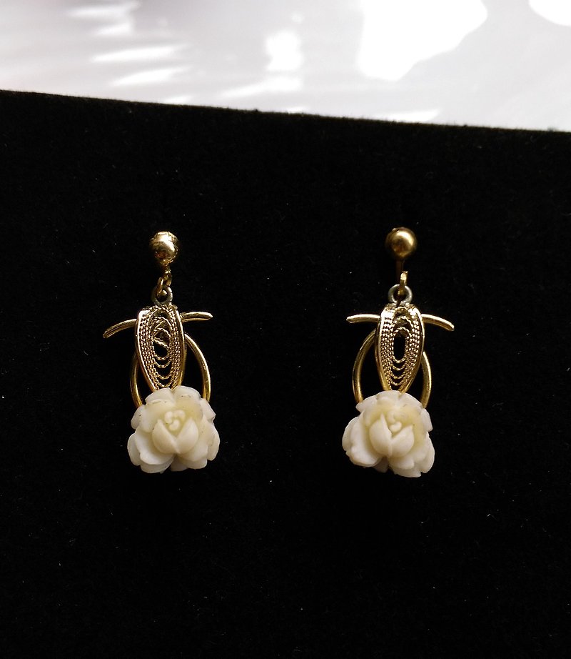 [Western antique jewelry / old age] 1970's exquisite white rose cute clip earrings - ต่างหู - โลหะ สีทอง