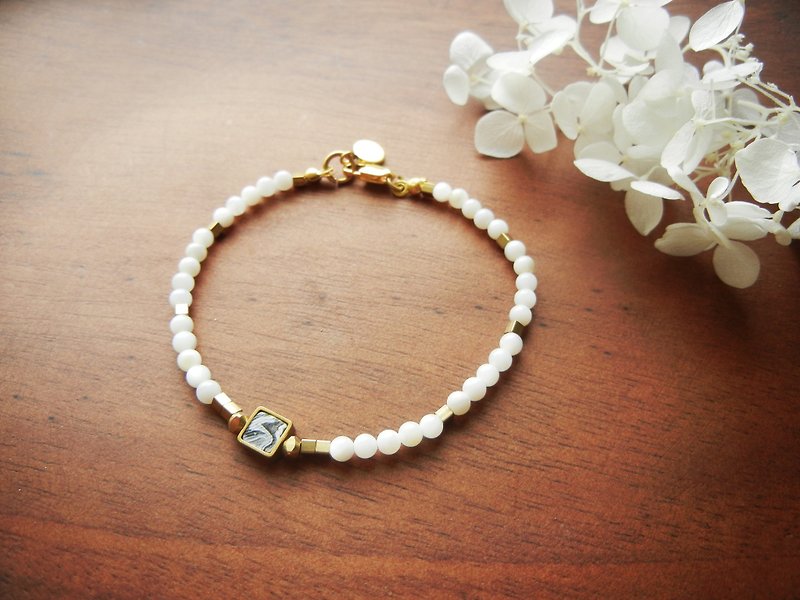 *Coucoubird*- fault - fine white pearl bracelet / grayscale models - Bracelets - Clay White