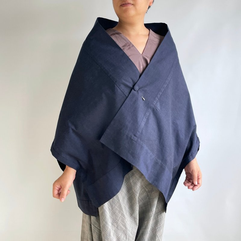 【1点もの】さんかく羽織 ブローチ付き -絹着物地 真綿紬 紺 - 女上衣/長袖上衣 - 絲．絹 藍色