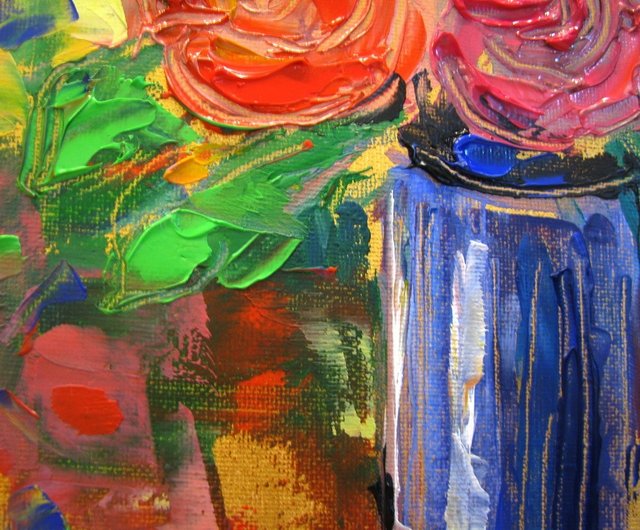 金色の背景の壁の装飾に描かれた抽象的なバラの花の厚塗りの油絵