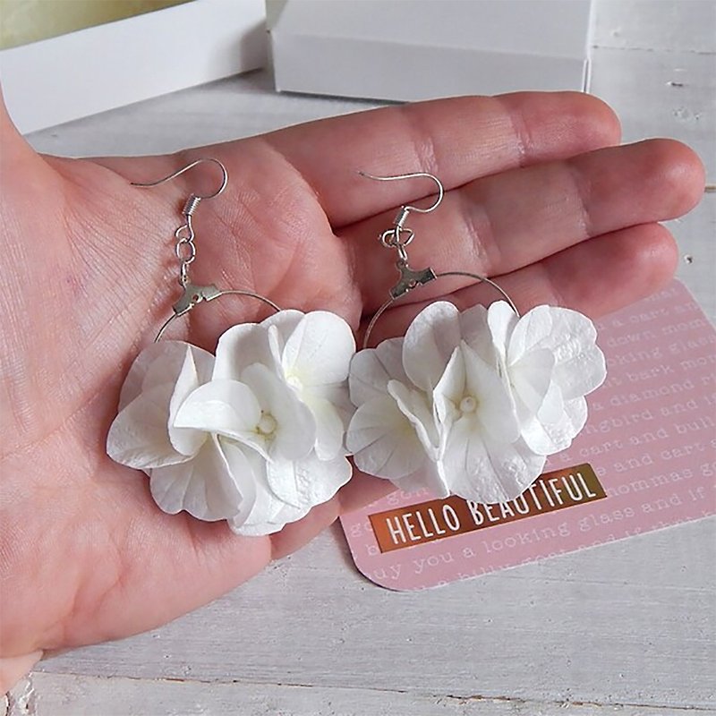 White flower hoop earrings Hydrangea earrings Bridal floral jewelry Boho rustic - ต่างหู - วัสดุอื่นๆ ขาว