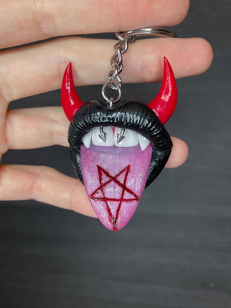 Keychain. Black lips with red horns. - ที่ห้อยกุญแจ - ดินเหนียว 