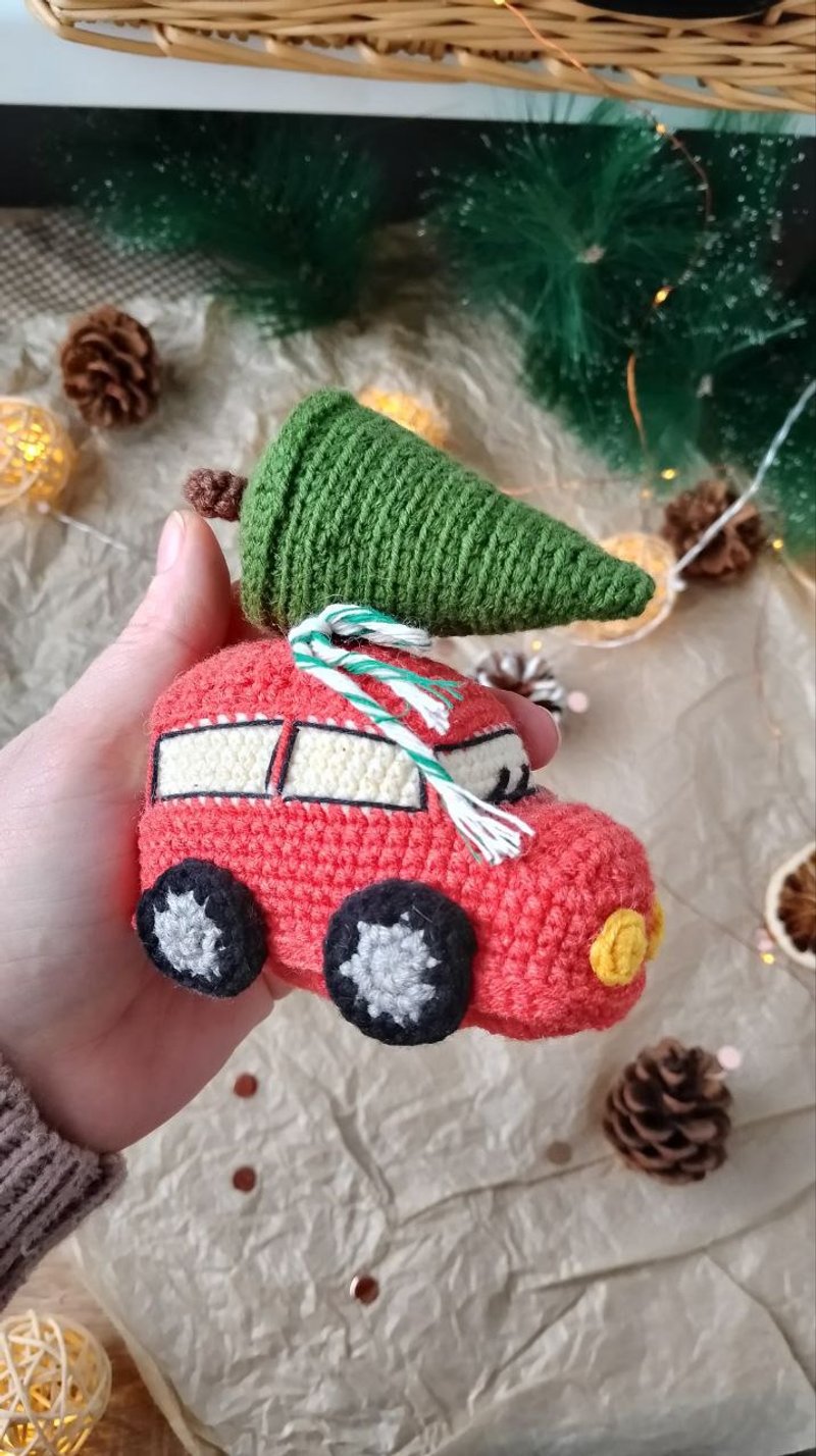 Red car with Christmas tree for gift. Holiday toy home decor. New year red car - 寶寶/兒童玩具/玩偶 - 棉．麻 多色