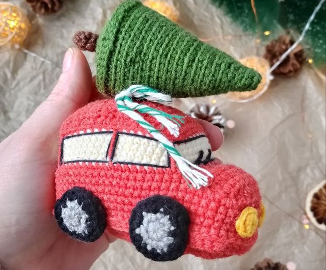 ギフト用のクリスマス ツリーが付いた赤い車。ホリデーおもちゃの家の