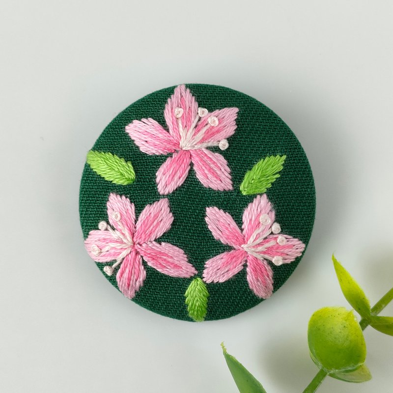 Embroidered brooch of flower lover in full bloom - เข็มกลัด - ผ้าฝ้าย/ผ้าลินิน สึชมพู