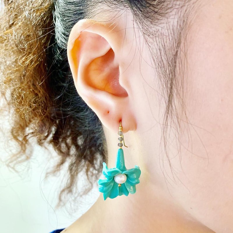銅手作_藍綠色花朵珍珠耳環 - 耳環/耳夾 - 珍珠 藍色