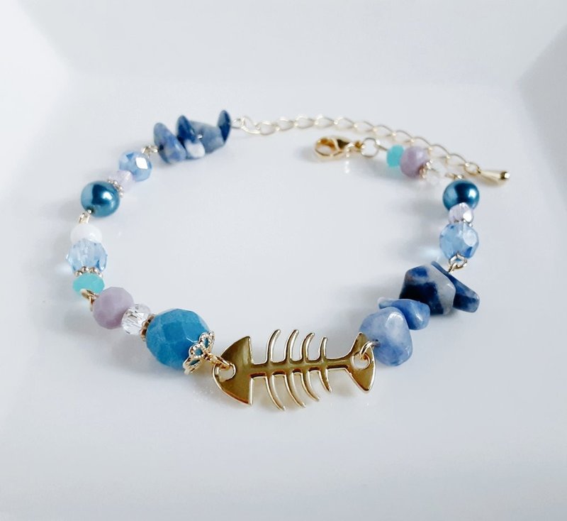 A stylish bracelet with cute fish parts, sodalite and sky blue color, blue hand ring, natural stone, birthday gift, cute, adjustable size - Bracelets - Glass Blue