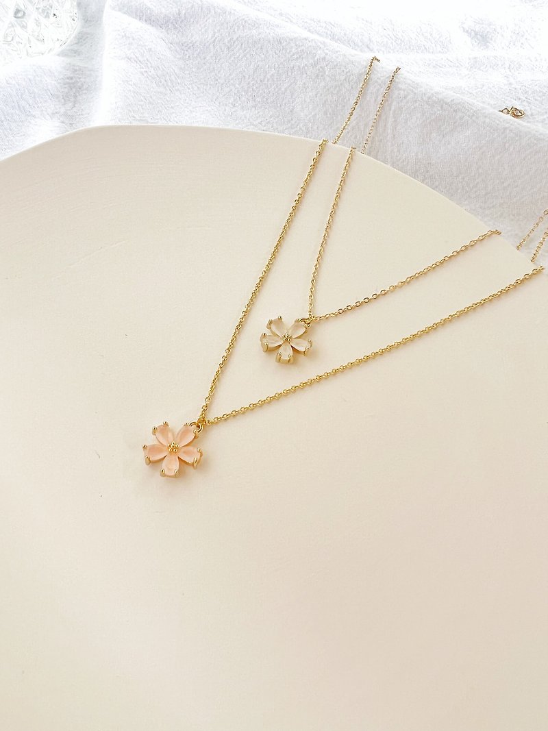 【Delicate Gift Box】Cherry Blossom Necklace 18KGF-Fallen Cherry Blossom #Light Lu - สร้อยคอ - โลหะ สีทอง