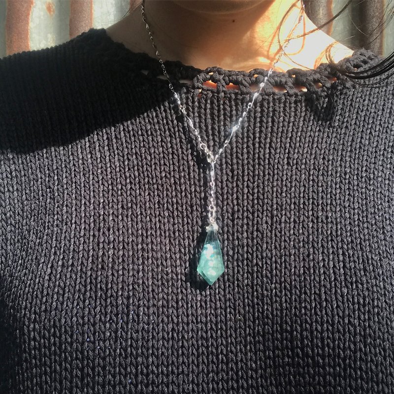 【Lost And Find】Mini size Natural rainbow in fluorite necklace - สร้อยคอ - เครื่องเพชรพลอย สีเขียว