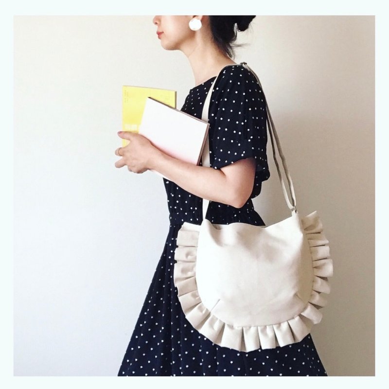 受注生産 frill shoulder bag ivory - 側背包/斜背包 - 棉．麻 