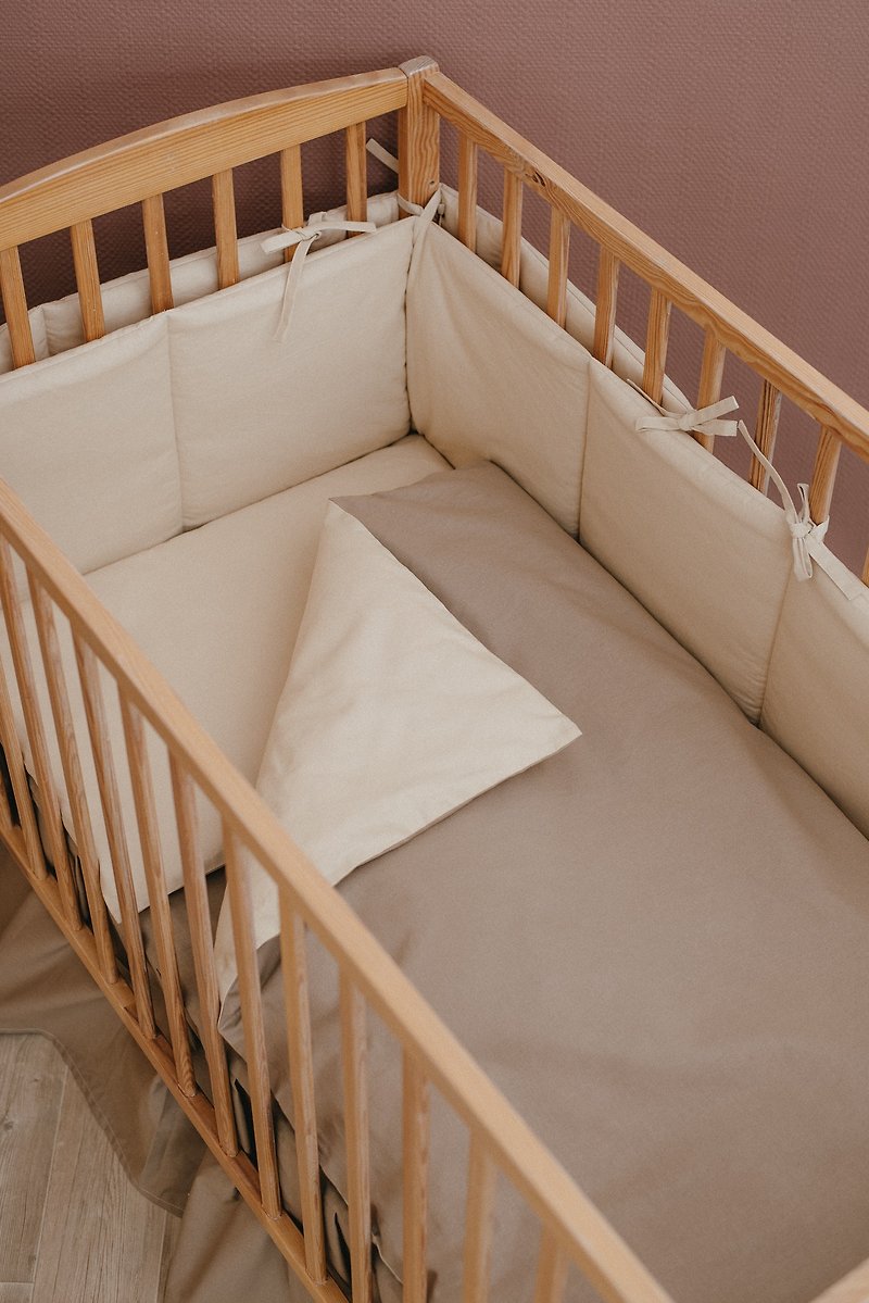 ベージュのベビーベッド寝具セット-新生児用の羽毛布団と枕カバー