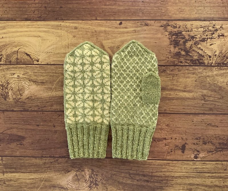 Latvian traditional pattern mittens light green - ถุงมือ - ขนแกะ สีเขียว