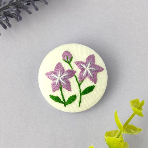 紫桔梗の花刺繍ブローチ - ショップ かなちゃん手刺繍工房
