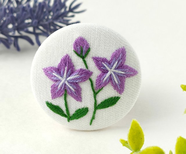 紫桔梗の花刺繍ブローチ - ショップ かなちゃん手刺繍工房