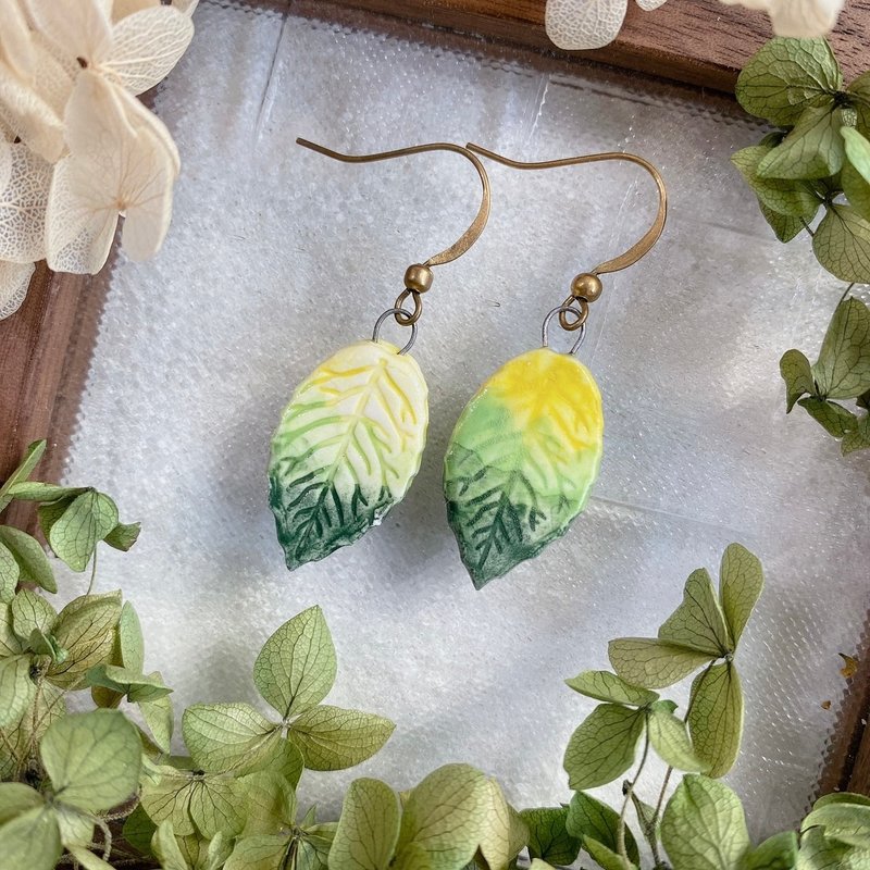 [Handmade Pottery] Leaf Ceramic Earrings | Handmade Pottery - ต่างหู - เครื่องลายคราม สีเขียว