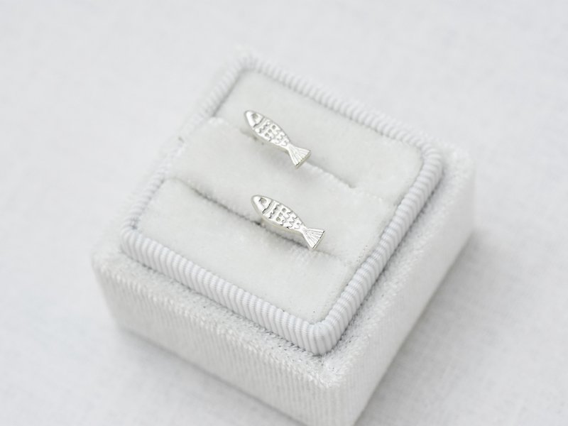 小魚耳環 | 925純銀 可改夾式 可愛動物 手工銀飾 情人禮物 - 耳環/耳夾 - 純銀 銀色