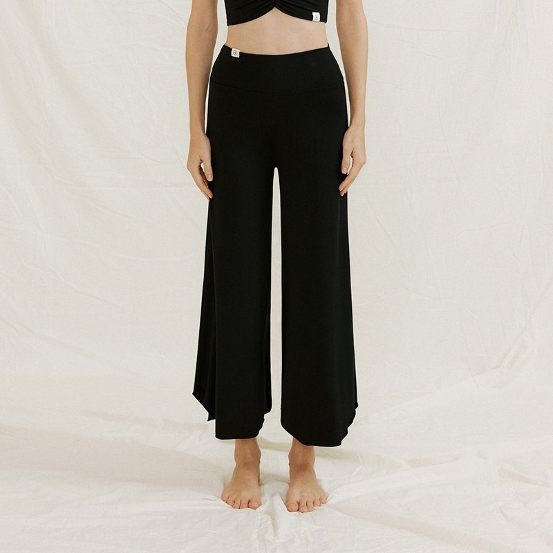 Front2line lightweight silk Y-cut yoga large flared pants black - ชุดโยคะ - ไฟเบอร์อื่นๆ สีดำ