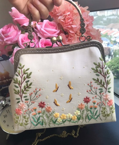 kajonpong Hand-embroidered  bag  /Kiss Lock bag / KissLock Purse / Purse Gifts / Floral Pu