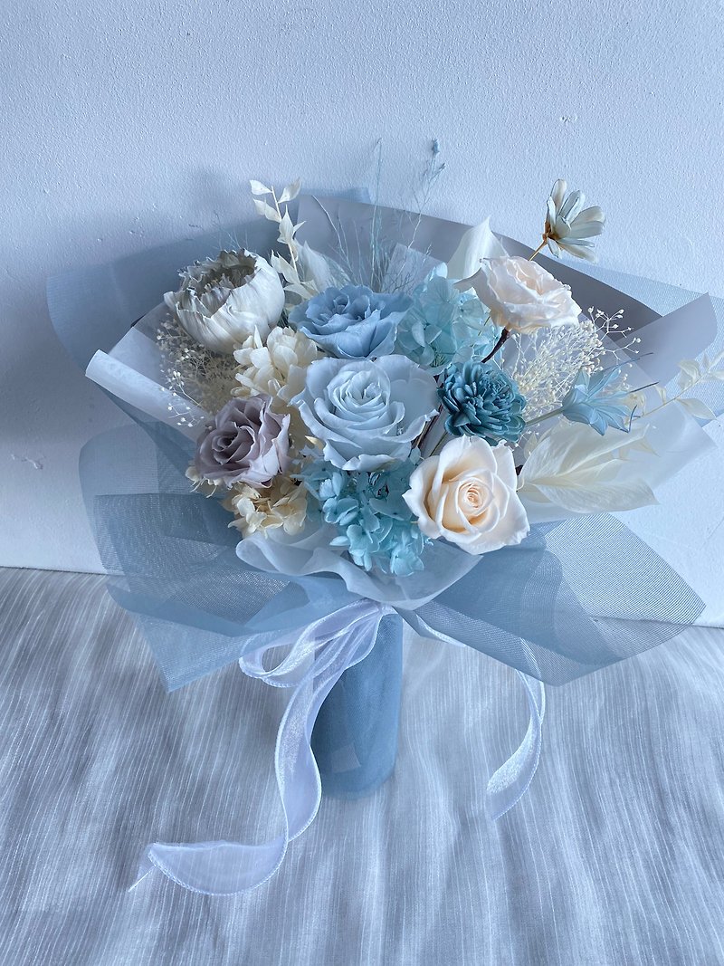 Blue and White Preserved Flower Bouquet/ Preserved Flower Bouquet/ Customized Bouquet - ช่อดอกไม้แห้ง - พืช/ดอกไม้ หลากหลายสี