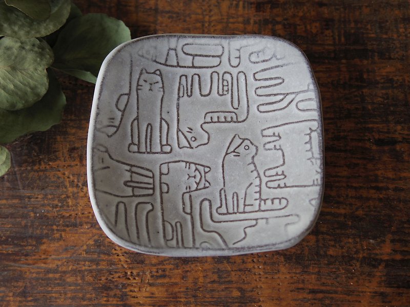 White square tiny plate with relief cats - จานและถาด - ดินเผา ขาว