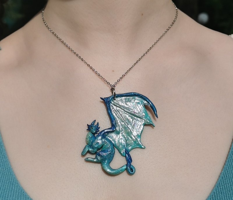 glowing in dark DRAGON pendant fantasy animal portrait - สร้อยคอ - วัสดุอื่นๆ สีแดง