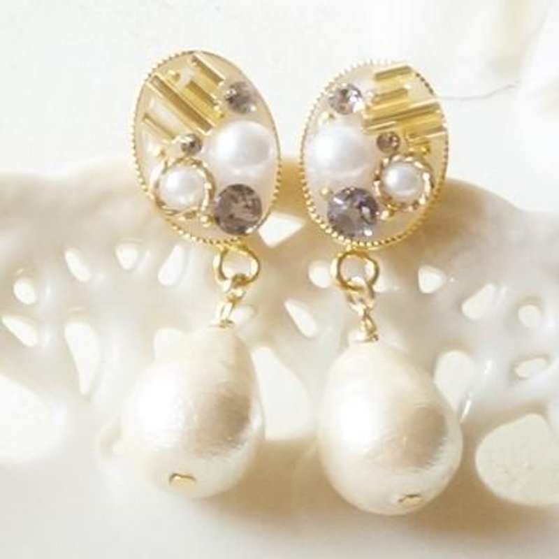 Swarovski Jewelry Swaying cotton pearls - ต่างหู - แก้ว สีทอง