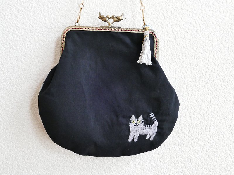 Embroidered Gamaguchi Shoulder Sabatra Cat - กระเป๋าแมสเซนเจอร์ - ผ้าฝ้าย/ผ้าลินิน สีดำ