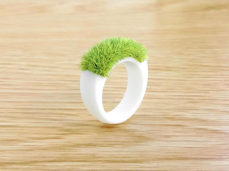 Grass Ring unique Lawn Green Miniature planter - 戒指 - 塑膠 綠色