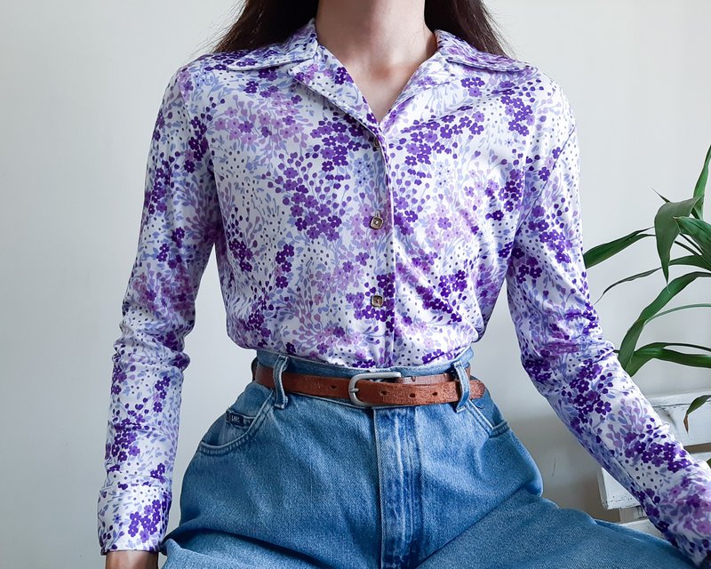 Vintage 1970s Purple Floral Shirt Disco Shirt Dagger collar Button Down Top - เสื้อเชิ้ตผู้หญิง - เส้นใยสังเคราะห์ สีม่วง