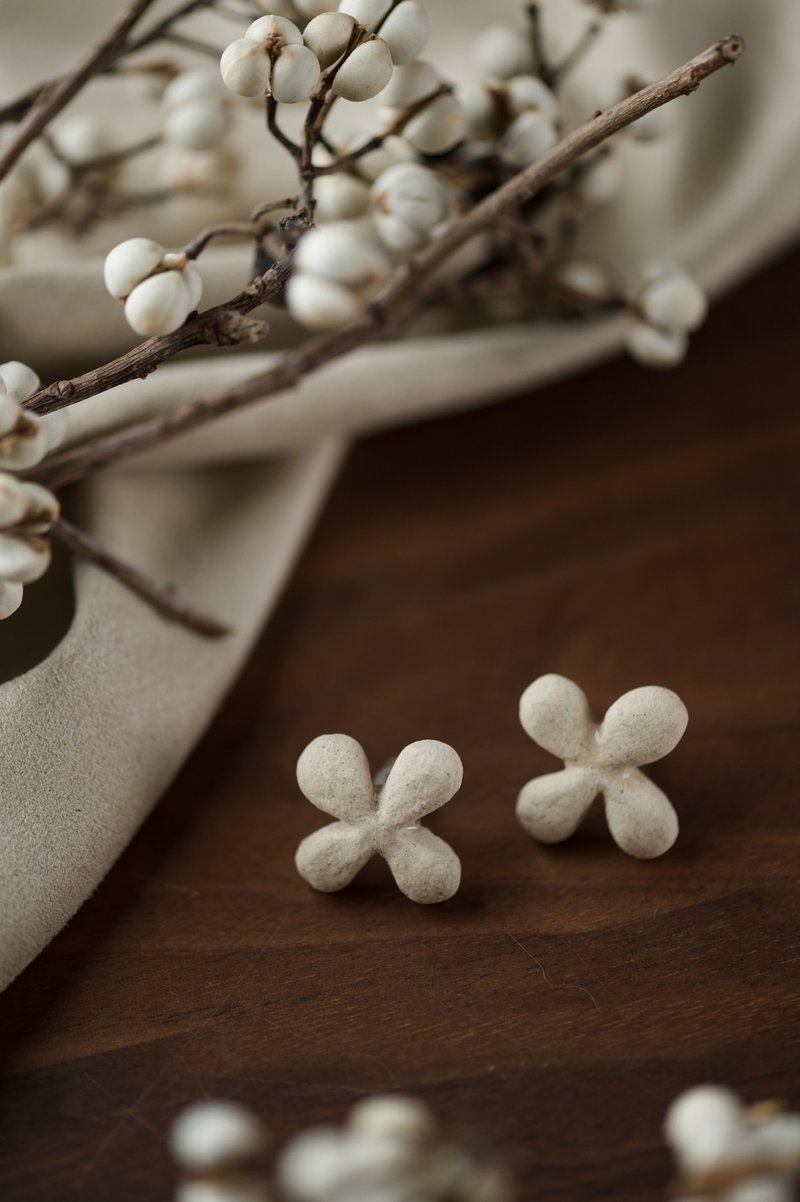 Tao│Pottery Series- Round Flowers - Earrings & Clip-ons - Other Materials White