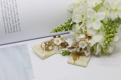 O/C accessory 【緞帶。花叢】【款式1】米色印花植物圖紋 珍珠 貝殼雕花 耳環
