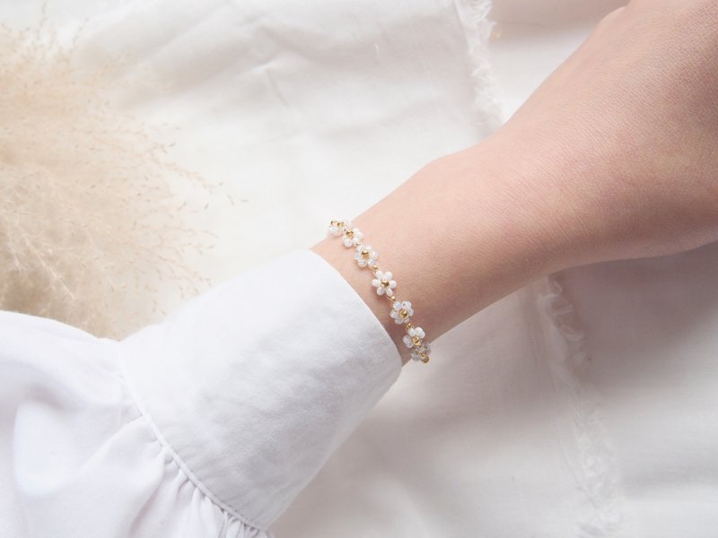 ビーズブレスレット　【　pearl white　】　白いお花　マグネット金具 - 手鍊/手環 - 其他材質 白色