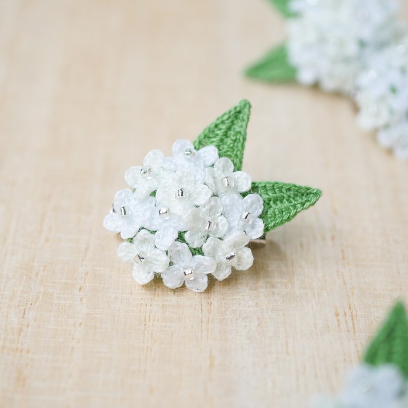 Silver Osmanthus Brooch Lace Knitting, Hand Knitting, Gift, Autumn Flower lover, White, Flower Motif - เข็มกลัด - งานปัก ขาว