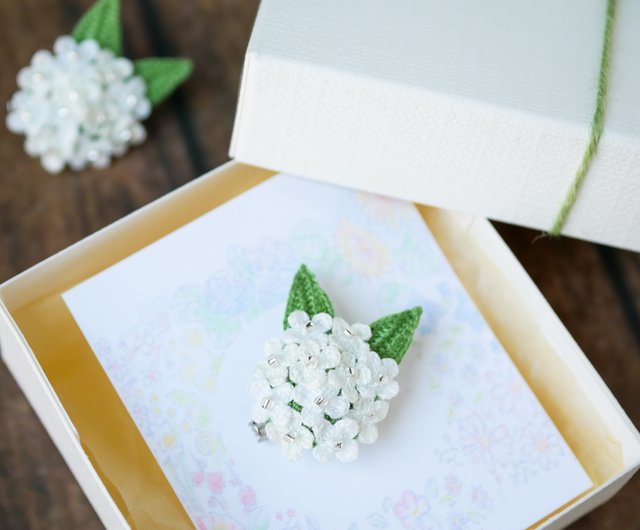 FOXEY ホワイト花モチーフブローチ　美品　袋付き FOXEYフォクシー☆お花 ブローチ 白 フラワー （フォクシー