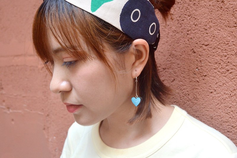Blue heart-shaped three-dimensional hand-painted heart-shaped long simple two-word ear clips hand-painted wooden - ต่างหู - ไม้ สีน้ำเงิน