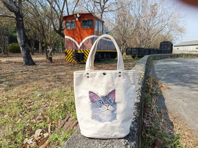 Cat embroidered small tote bag embryo cloth bag tote bag - กระเป๋าถือ - ผ้าฝ้าย/ผ้าลินิน 