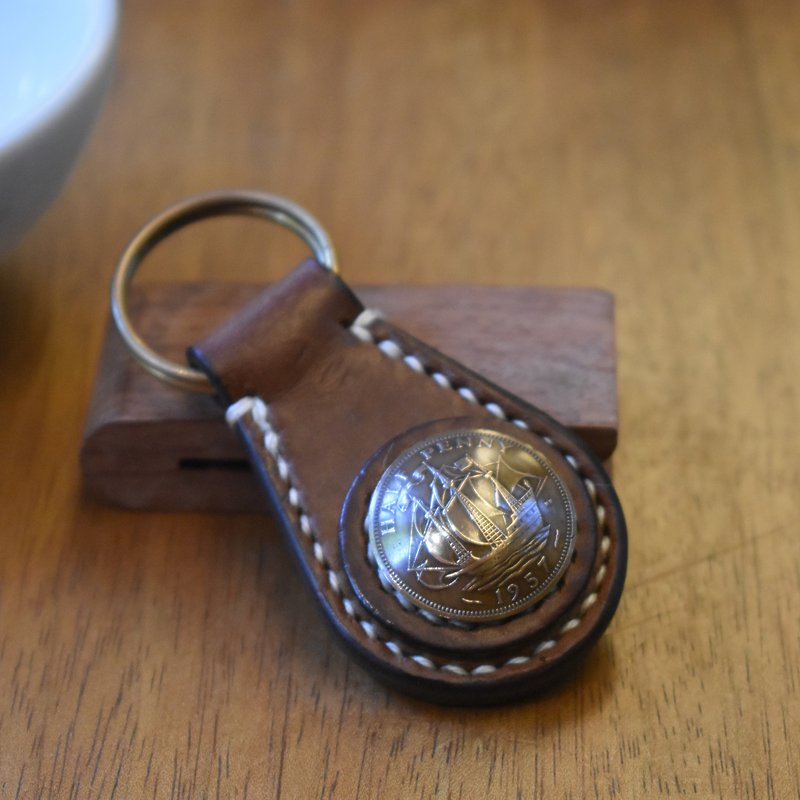 手工真幣扣鑰匙圈【帆船】 鑰匙圈 手工縫製【CarlosHuang阿卡】 - 鑰匙圈/鎖匙扣 - 真皮 咖啡色