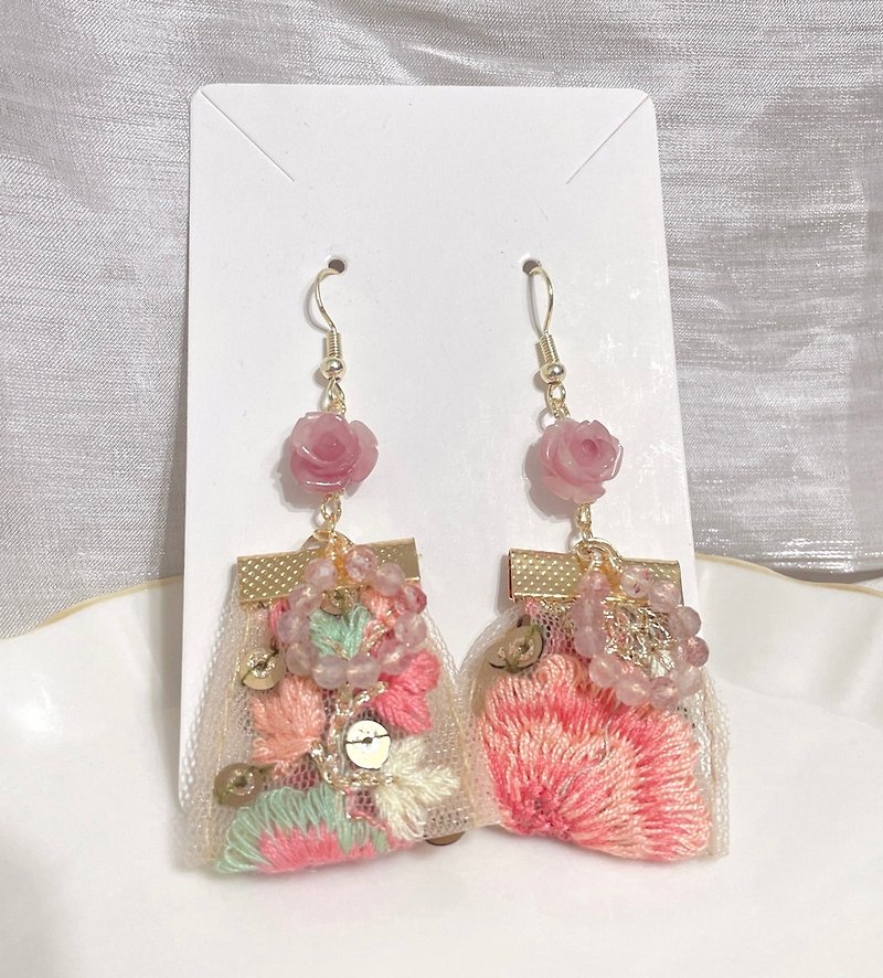 Indian embroidered flower ribbon/shell pink rose/strawberry crystal faceted crystal/14K color-preserving earrings - สร้อยข้อมือ - โลหะ 