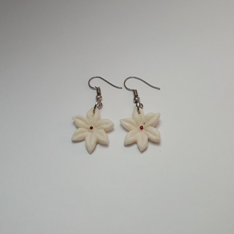 White flower Earring Handmade Air Dry Clay Eco Friendly Stainless Wire Hook - 耳環/耳夾/耳骨夾 - 黏土 白色